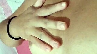 novinha tarada gozando na siririca sozinha no quarto dela