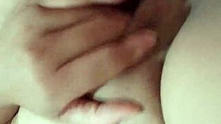 novinha tarada gozando na siririca sozinha no quarto dela