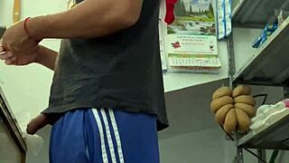 joven mexicano se masturba en tienda local