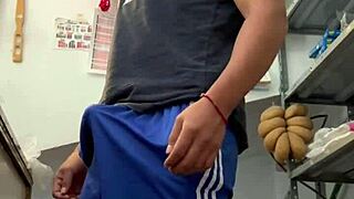 joven mexicano se masturba en tienda local