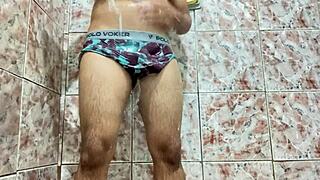 foque de pau duro tirando a cueca com tesão agora