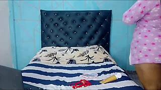 Madrastra tetona se masturba en lencería sexy hasta el orgasmo con mi marido. Su coño peludo explota.