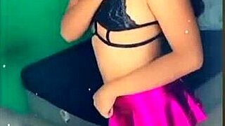 Watch leaked blowjob videos of petite Mexican influencer with shaved pussy?