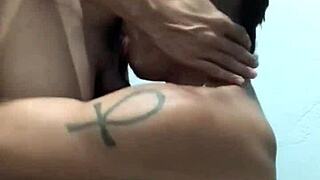 esse novinho curte minha mamada intensa no gloryhole com dupla gozada