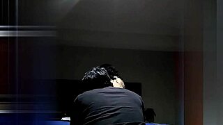 saqu� a mi amigo de la fiesta y me lo lleve a mi cama me lami� el culo y me puse en 4 me ag�ant� los gemidos para que mis pap�s no escuchen