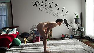 Aurora Willows' provocative bikini yoga routine at home