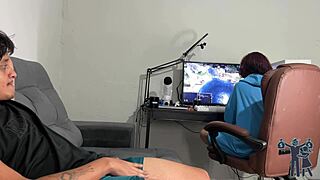 fui pego batendo uma e a reação dela foi chupar meu pau grande.