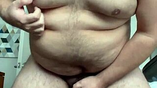 Damn, can you handle watching this hairy gay guy gozando solo?!