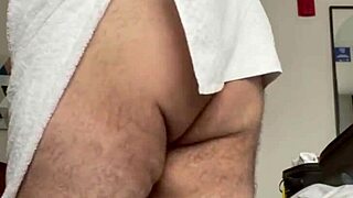 Damn, can you handle watching this hairy gay guy gozando solo?!