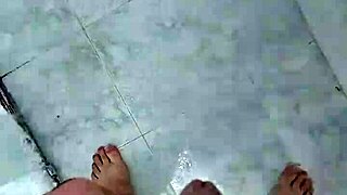 Mijando no banho turns into wild bisexual fetish play