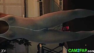 Intriguing ebony amateur flashes her ass freely in this porn video