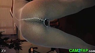 Intriguing ebony amateur flashes her ass freely in this porn video