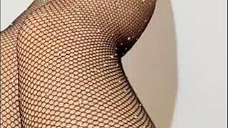 Man, those sexy slender legs got me goin’ crazyy!