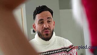 饥渴嫩妹Carolina Sweets圣诞翘臀后入猛干