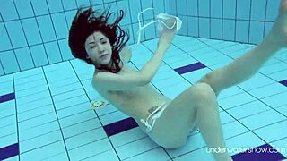 Wow, Roxalana Cheh is one sexy redhead underwater 😍