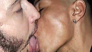 trepando com um macho gostoso que conheci no app, ele me comeu gostoso e eu gozei muito