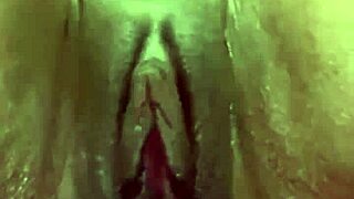 见过这么鼓胀的骚逼塞巨型震动棒吗想看我玩