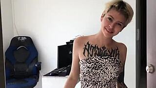 偷窥继妹换衣大奶肥臀？