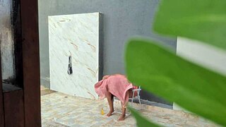 flagrei minha vizinha gostosa tomando ducha no quintal após praia