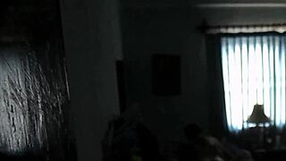 Mi prima me folla mientras sus padres están en casa