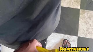 I went up to the neighbor's roof, she was hanging clothes, I jerked off on her skin and came a lot