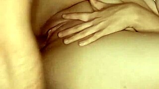 Fodendo a Bucetinha Rosa e Molhada da Novinha Casada Branquinha. Close-Up Shaved Pussy of Amateur Wife.