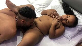 Fodendo a Mini Buceta da Anãzinha do Mau no Motel Quente