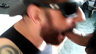 colhendo o nectar masculino com horny ebony cock