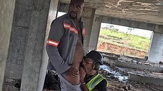depois que todos saíram, os trabalhadores gays transam descaradamente no prédio em construção ao ar livre