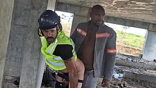 depois que todos saíram, os trabalhadores gays transam descaradamente no prédio em construção ao ar livre