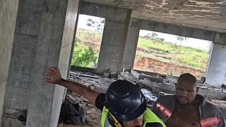 depois que todos saíram, os trabalhadores gays transam descaradamente no prédio em construção ao ar livre