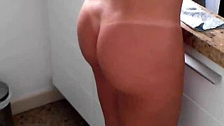 Amateur wife shows her big ass and tits while cooking