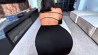 This Young Colombian Girl Squeezes Out Every Last Drop!