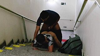 encontrei dois caras transando nas escadas do shopping... participei! 😜