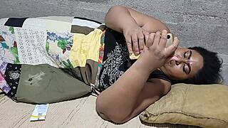 MILF madrasta safada da brasileira tem um orgasmo intenso