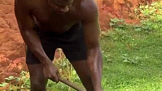 Patroa gostosa pega pedreiro na obra e fode sem camisinha