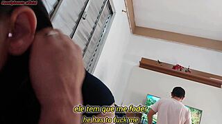 Dona de casa seduz técnico enquanto marido está fora