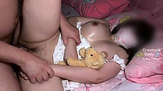 Pretty Girl with Shaved Pussy Gets Creampie in Homemade Bed Scene