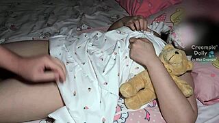 Pretty Girl with Shaved Pussy Gets Creampie in Homemade Bed Scene