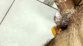 Masturbándome En El Baño Del Gym