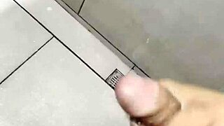 Masturbándome En El Baño Del Gym