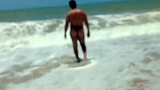 Como o macho alpha capturou a mulher em ação na praia?