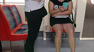 Garota de vestido sem calcinha excita no trem