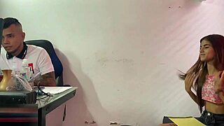 Jefe bangs young universitaria begging for a job opportunity