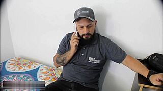 La madrastra enseña a su hijastro a usar el condón