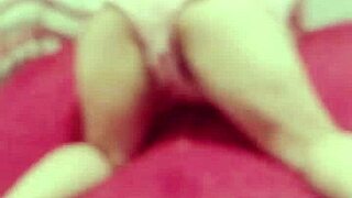 Auroraestelar wets her pussy and masturbates while taking a bath