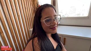Wow, Raquel cum操 周围杂音很大，很刺激。
