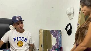 llegamos a un trato: ella arregla mis uñas y yo la llevo al límite, historia completa.