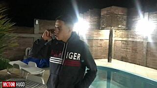 loira entregando o cuzinho para o amigo tatuado em anal hardcore