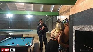 loira entregando o cuzinho para o amigo tatuado em anal hardcore